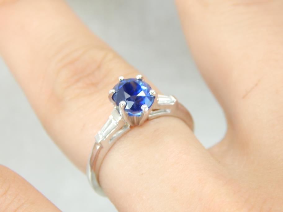 Zafiro azur de Ceilán en oro blanco reluciente y montura de diamantes