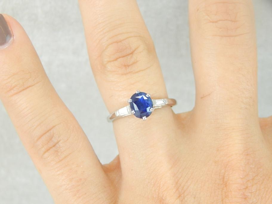 Zafiro azur de Ceilán en oro blanco reluciente y montura de diamantes